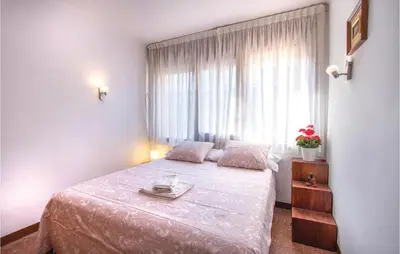 Cama o camas de una habitación en Stunning Apartment In Pineda De Mar