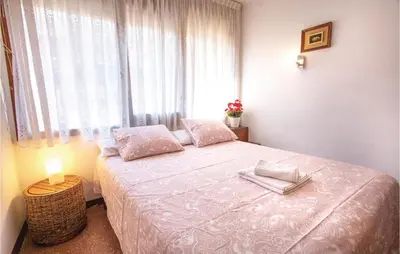Cama o camas de una habitación en Stunning Apartment In Pineda De Mar