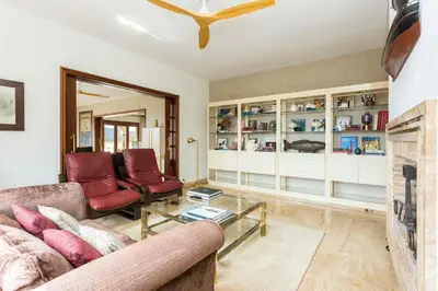 Una televisión o centro de entretenimiento en Villa Maricel