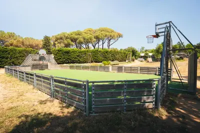 Instalaciones para jugar a tenis o squash en HolaCamp Palamós o alrededores