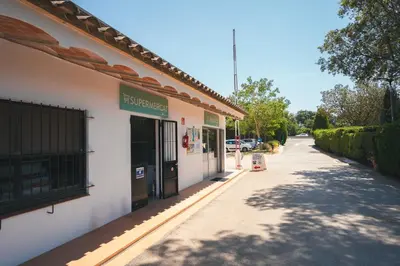 El barrio de los alrededores o un barrio cerca de este camping
