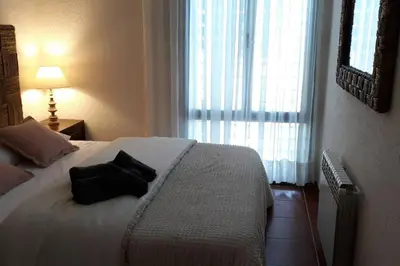 Cama o camas de una habitación en Apartamento Marimurtra Blanes con vistas al mar