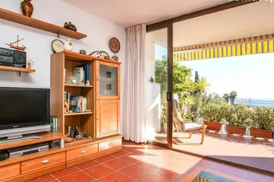 Una televisión o centro de entretenimiento en Apartamento Marimurtra Blanes con vistas al mar