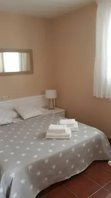 Cama o camas de una habitación en Apartamento Marimurtra Blanes con vistas al mar