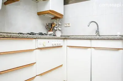 Una cocina o zona de cocina en Apartamento Marimurtra Blanes con vistas al mar