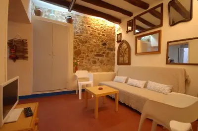 Una televisión o centro de entretenimiento en Lets Holidays APARTMENT IN THE OLD TOWN TOSSA
