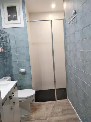Un baño de VIDABRAVA Sagaro garden, Jardin privado, piscina, 150 m playa