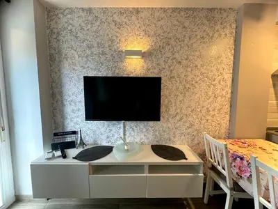 Una televisión o centro de entretenimiento en El paradis