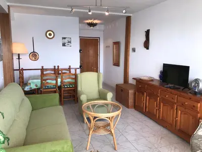 Una televisión o centro de entretenimiento en Embajador 9 21