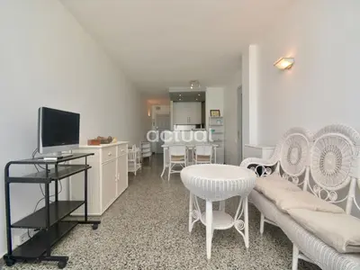 Una televisión o centro de entretenimiento en Marina A-4