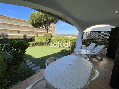 Zona de estar de Residencial S´Agaro Bajos Dcha
