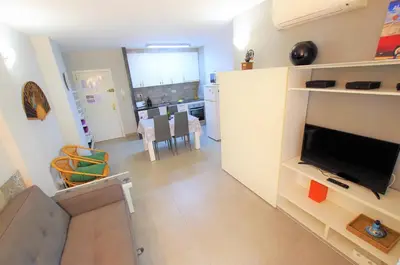 Una televisión o centro de entretenimiento en V&V LLORET- Apartamento Blanc