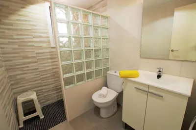 Un baño de V&V LLORET- Apartamento Blanc