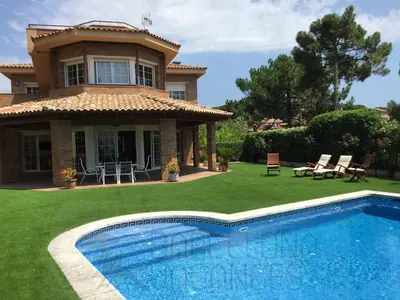 Piscina en o cerca de BarcelonaVacances-Villa Lucia