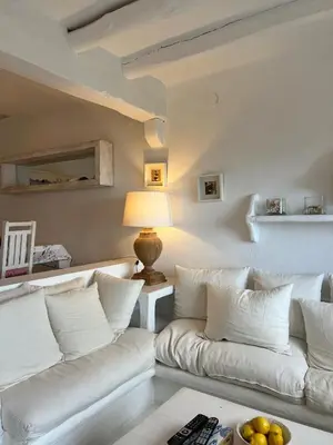 Zona de estar de Casa blanca de Begur con vistas al mar y piscina