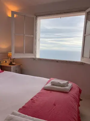 Cama o camas de una habitación en Casa blanca de Begur con vistas al mar y piscina