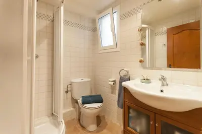 Un baño de Lets Holidays APARTMENT IN THE OLD TOWN TOSSA 2