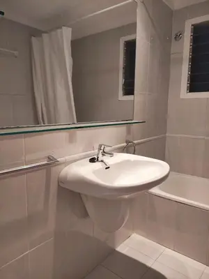 Un baño de Sol Pins ll - Escude