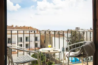 Un balcón o terraza de Lets Holidays LOVELY POOL APARTMENT with PARKING 3