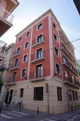 Edificio en el que se encuentra el hostal o pensión