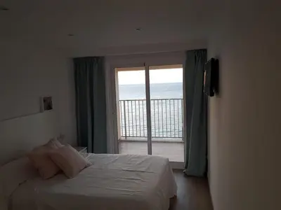 Cama o camas de una habitación en Apartamento en primera linia vistas al mar