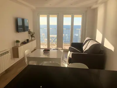 Una televisión o centro de entretenimiento en Apartamento en primera linia vistas al mar