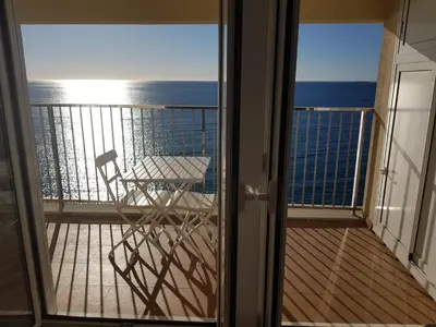 Un balcón o terraza de Apartamento en primera linia vistas al mar