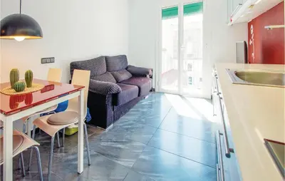 Zona de estar de 2 Bedroom Cozy Apartment In Blanes