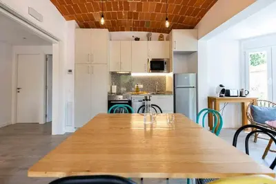 Una cocina o zona de cocina en Newly renovated room w Pool & BikeParking