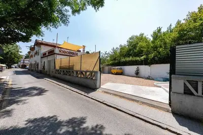 Edificio en el que se encuentra el hostal o pensión
