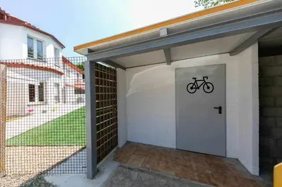 Montar en bicicleta en Newly renovated room w Pool & BikeParking o alrededores