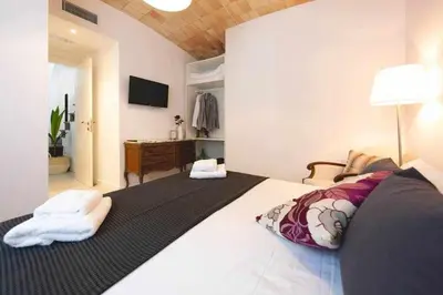 Cama o camas de una habitación en Newly renovated room w Pool & BikeParking