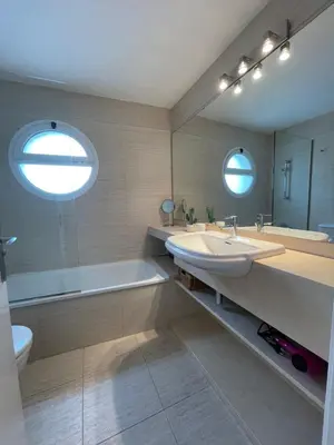 Un baño de Apartamento en S'agaró con piscina, ideal para familias