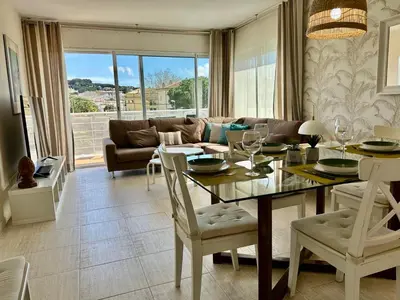 Zona de estar de Apartamento en S'agaró con piscina, ideal para familias