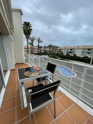 Un balcón o terraza de Apartamento en S'agaró con piscina, ideal para familias