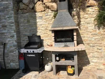 Barbacoa disponible para clientes en la villa