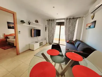 Una televisión o centro de entretenimiento en Apartament Lloret de Mar with terrace