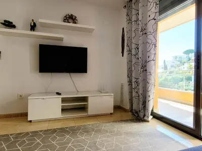 Una televisión o centro de entretenimiento en Apartament Lloret de Mar with terrace