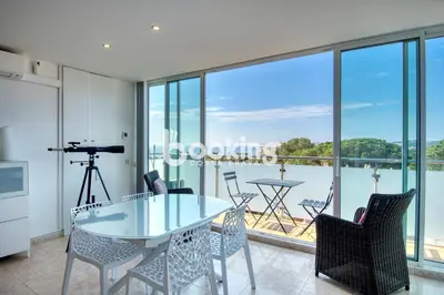 Un balcón o terraza de Kaminias Apartament amb vistes al mar reformat per 4 persones