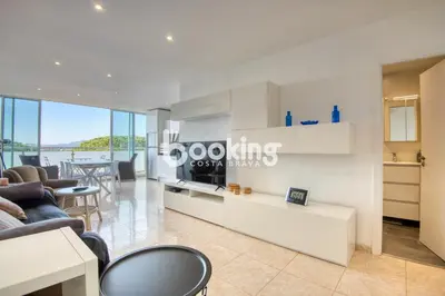 Una televisión o centro de entretenimiento en Kaminias Apartament amb vistes al mar reformat per 4 persones