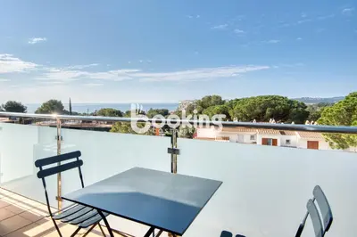 Un balcón o terraza de Kaminias Apartament amb vistes al mar reformat per 4 persones