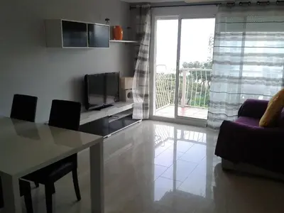 Una televisión o centro de entretenimiento en BRAVAHOLIDAYS-230-St Jordi
