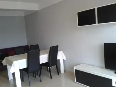 Una televisión o centro de entretenimiento en BRAVAHOLIDAYS-230-St Jordi