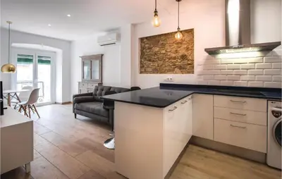 Una cocina o zona de cocina en Cozy Apartment In Blanes With Wifi