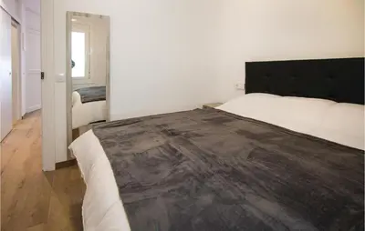 Cama o camas de una habitación en Cozy Apartment In Blanes With Wifi