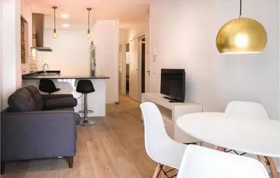 Una televisión o centro de entretenimiento en Cozy Apartment In Blanes With Wifi