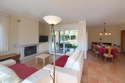 Una televisión o centro de entretenimiento en 5 bedroom house in Begur with private pool and garden Ref.H53