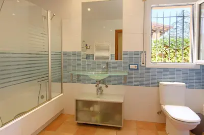 Un baño de 5 bedroom house in Begur with private pool and garden Ref.H53