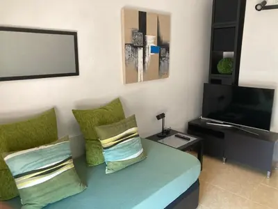 Una televisión o centro de entretenimiento en CENTRICO y ACOGEDOR APARTAMENTO