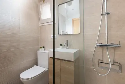 Un baño de Lets Holidays QUIET APARTMENT 5 minutes TO THE BEACH 2